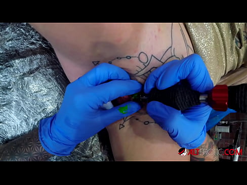 ❤️ Tsis tshua muaj tattooed hottie Sully Savage tau txais tattoo ntawm nws clitoris ❤️ Anal video ntawm peb ﹏